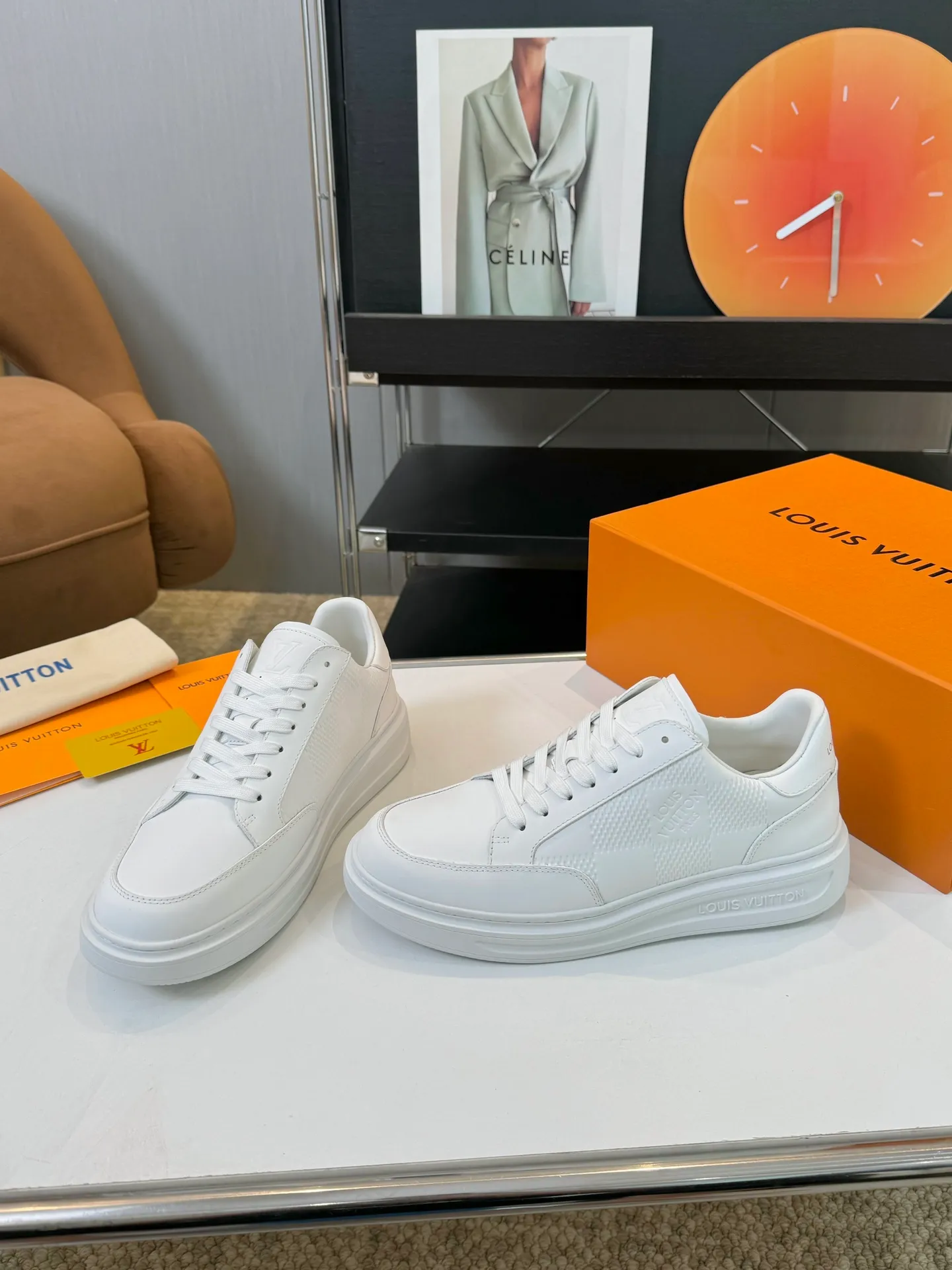Men's Men's Shoes 💰620💰 LV [Beverly Hills Sports Shoes Series] This Beverly Hills sports shoes are made of grained cow leather with Damier pattern, echoing the current season's leather goods series. The thick rubber outsole is lightweight, and an embossed Louis Vuitton logo adds a branding touch. Padded insole and technical fabric lining enhance comfort.  Detailed Features ♛ Silk cowhide ➕ Tumbled cowhide ♛ Ultra-light rubber outsole ♛ Louis Vuitton logo on tongue and outsole ♛ Size: 38-46